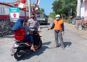 Polsek Bakung Lakukan Penyekatan Cegah Kerumunan di Tempat Wisata