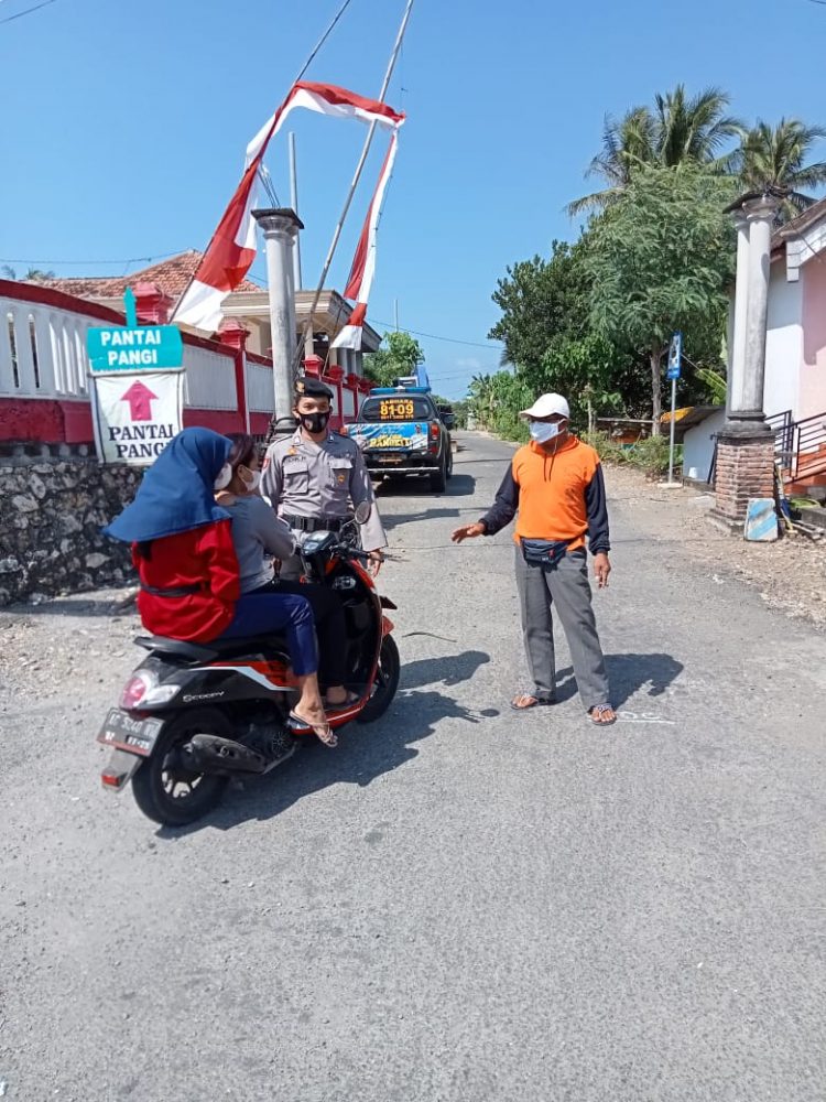 Polsek Bakung Lakukan Penyekatan Cegah Kerumunan di Tempat Wisata