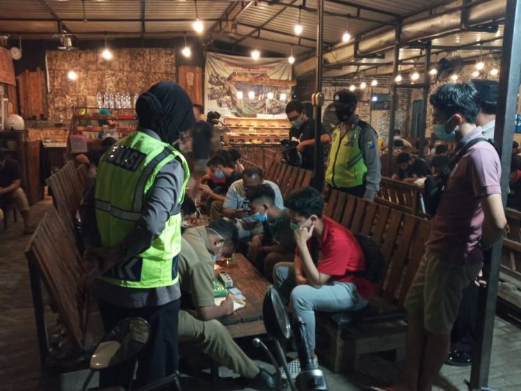 Enam Pelanggar Terjaring Operasi Yustisi Penegakan Disiplin Prokes Polsek Prajuritkulon Bersama Tiga Pilar