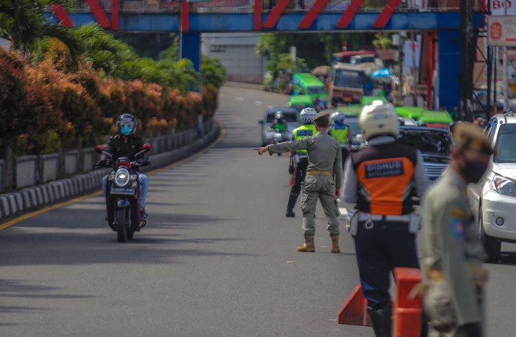 Polisi dan Jasa Marga Sekat Pemudik yang Balik ke Jabotabek
