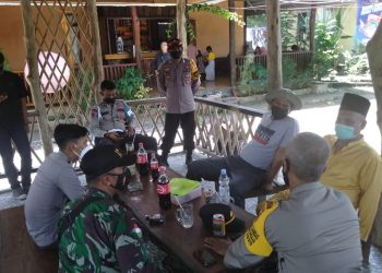 Ingatkan Prokes, Babinsa Sebawi Sambangi Kawasan Wisata