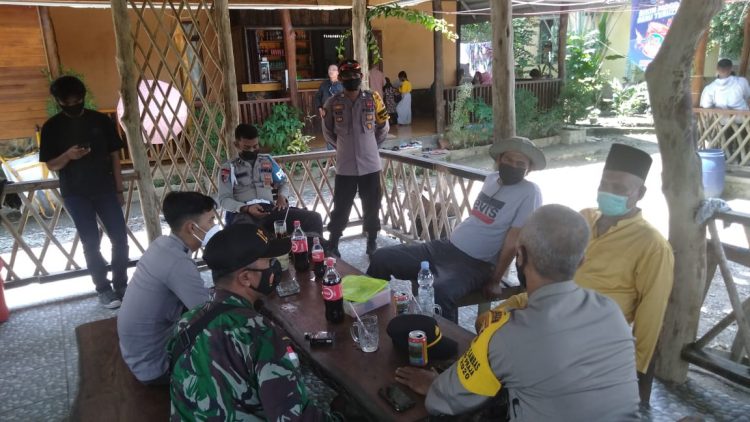 Ingatkan Prokes, Babinsa Sebawi Sambangi Kawasan Wisata