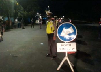 Polsek Asemrowo penyekatan di Pospam Lebaran Dupak Rukun Surabaya