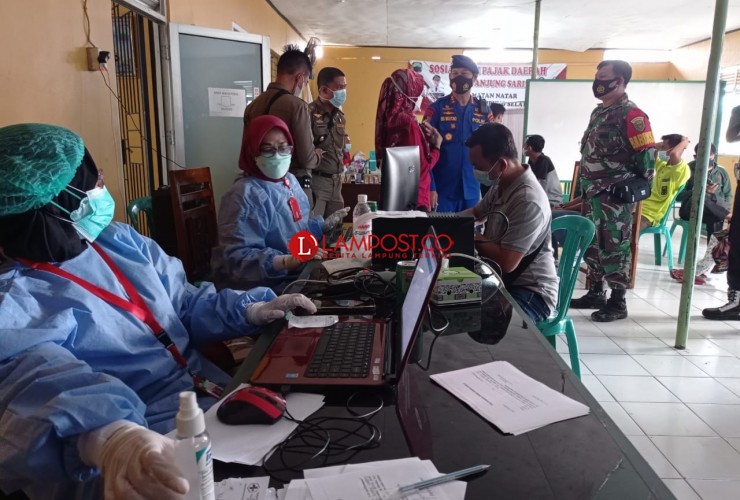 Warga Natar Antusias Ikut Vaksinasi Massal TNI-Polri