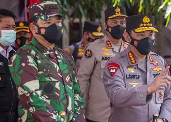 Kapolri dan Panglima Tinjau Vaksinasi di Episentrum Covid-19