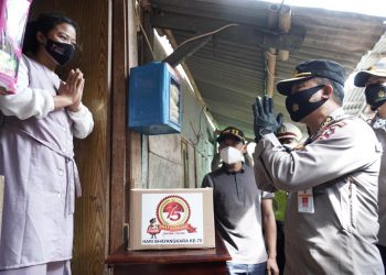 Berbagi Bansos ke Warga Muara Angke, Polri Pesan Patuhi prokes di Tengah Kasus COVID-19 yang Melonjak Tinggi