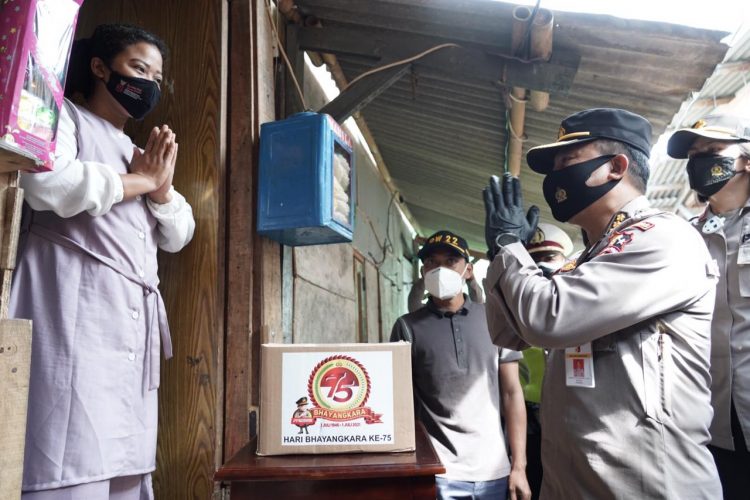 Berbagi Bansos ke Warga Muara Angke, Polri Pesan Patuhi prokes di Tengah Kasus COVID-19 yang Melonjak Tinggi