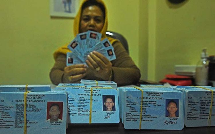 Duh, Foto Selfie KTP Diperjualbelikan! Kominfo dan Polri Turun Tangan
