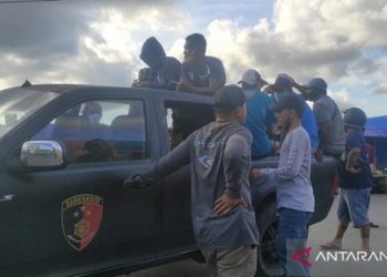 Operasi premanisme yang dilakukan Polresta Pulau Ambon dan Pulau-Pulau Lease telah mengamankan 13 orang pelaku yang melakukan aksinya di Kompleks Pasar dan Terminal Mardika Ambon, Minggu (13/6/2021) (ANTARA/Daniel Leonard)
