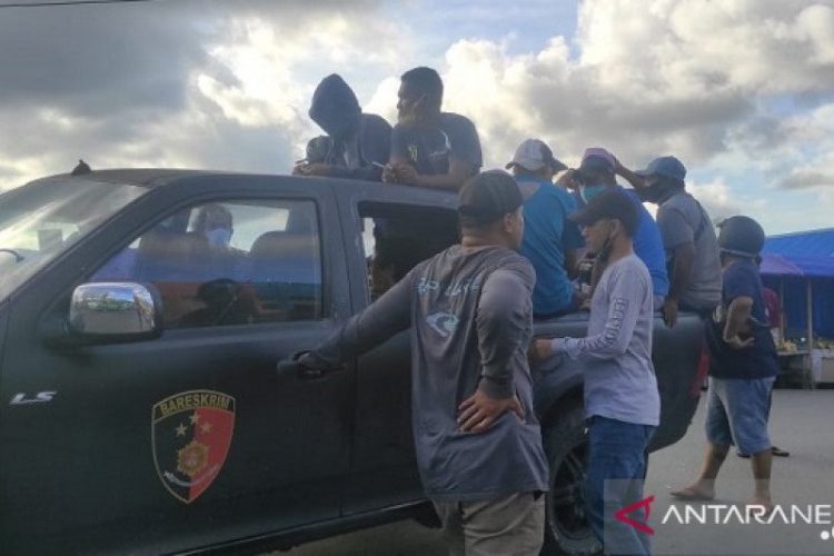 Operasi premanisme yang dilakukan Polresta Pulau Ambon dan Pulau-Pulau Lease telah mengamankan 13 orang pelaku yang melakukan aksinya di Kompleks Pasar dan Terminal Mardika Ambon, Minggu (13/6/2021) (ANTARA/Daniel Leonard)