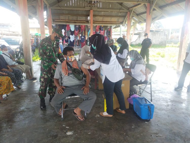 Polsek Pratim Kawal Vaksinasi Covid-19 di Pasar Ganti