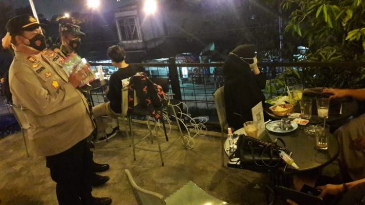 Tiga Pilar Sukmajaya-Cilodong Bubarkan Kerumunan, Tutup Kafe Melanggar