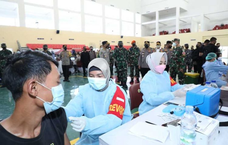 TNI dan Polri bantu tenaga kesehatan percepat vaksinasi di Banten