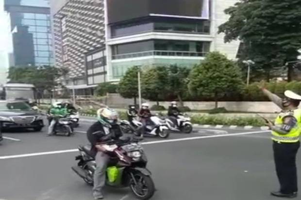 Hening Cipta untuk Korban Meninggal Covid-19, Polisi Setop Kendaraan di Jalanan Ibu Kota