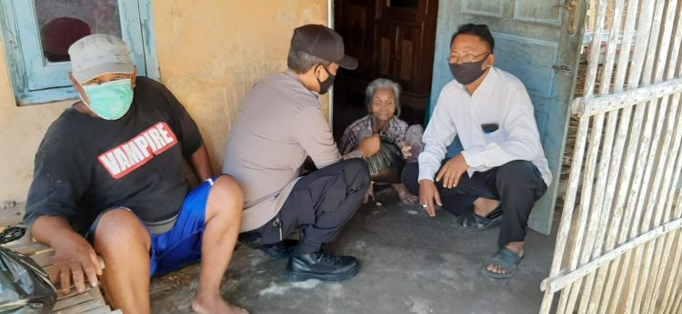 Polri Bagikan Paket Sembako ke Pedagang Kaki Lima yang terdampak PPKM Darurat Level 4