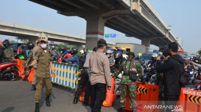Mulai Besok; Selain Nakes, TNI-Polri dan Kendaraan Darurat Dilarang Lewat Penyekatan PPKM