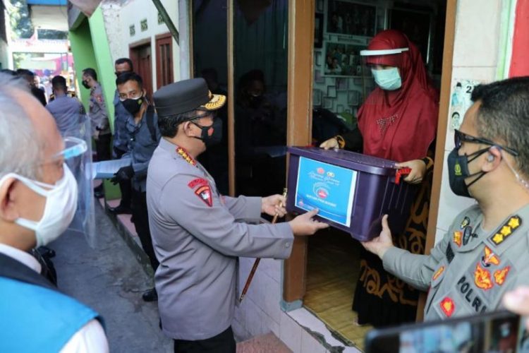Panglima TNI dan Kapolri Bagikan Paket Bansos, Ini Isinya