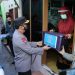 Panglima TNI dan Kapolri Bagikan Paket Bansos, Ini Isinya