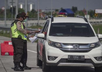 Polisi Pasang Rambu Sebelum Titik Penyekatan PPKM Darurat