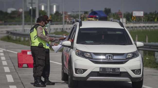 Polisi Pasang Rambu Sebelum Titik Penyekatan PPKM Darurat