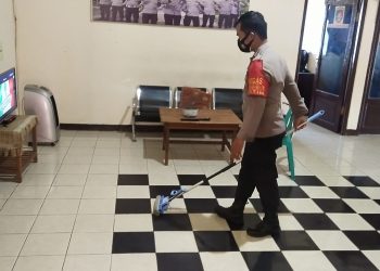 Putus Mata Rantai Penyebaran Covid-19 Polsek Patangkep Tutui Lakukan Kebersihan Mako