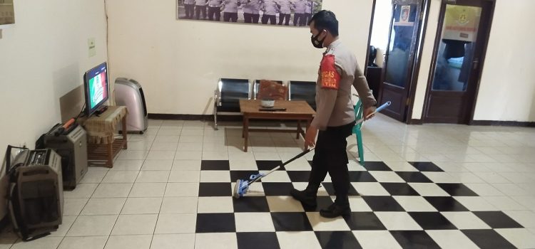 Putus Mata Rantai Penyebaran Covid-19 Polsek Patangkep Tutui Lakukan Kebersihan Mako