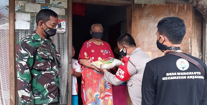Polri Kembali Salurkan Bansos ke warga terdampak Covid-19 Ditengah PPKM Darurat