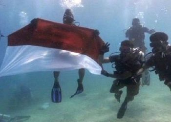 HUT RI, Polda Sumbar kibarkan Merah Putih di dasar laut