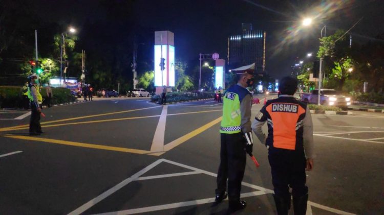 Polri lakukan penyekatan lalu lintas di Jakarta dalam pelaksanaan PPKM