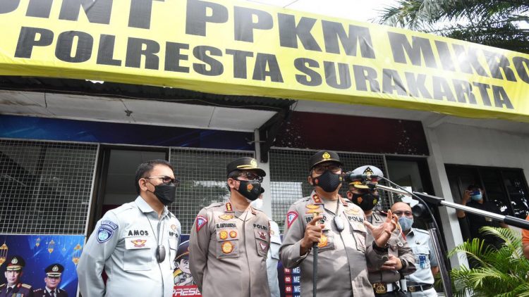 Kakorlantas Polri Tinjau Vaksinasi Covid-19 dan Penerapan PPKM Level 4 di Papua