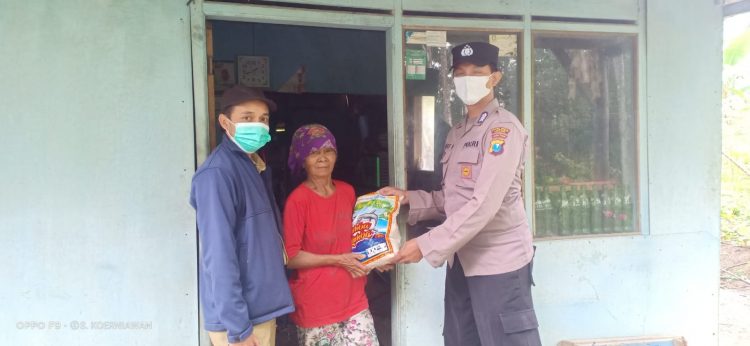Bhabinkamtibmas Polsek Senduro salurkan bansos secara door to door.