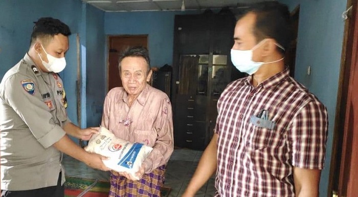 Polisi Salurkan Bansos kepada warga yang terdampak Covid 19 Dimasa PPKM Darurat Level 4