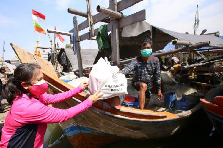 Ketum Bhayangkari ‘blusukan’ bagikan bansos ke nelayan Muara Angke