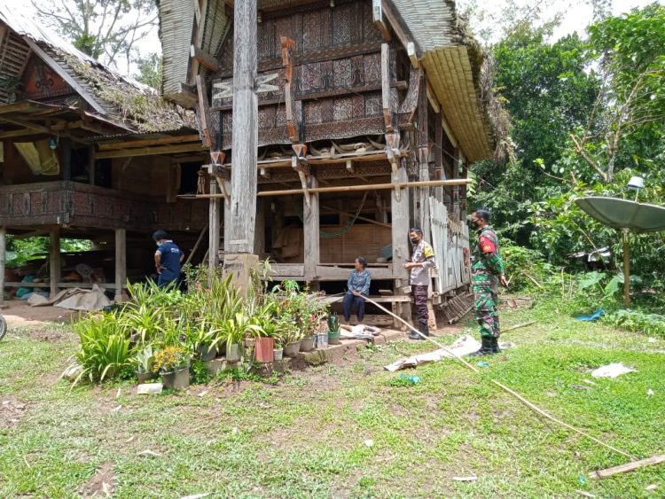Bhabinkamtibmas bersama satgas Covid-19 Menyalurkan Bantuan Sembako