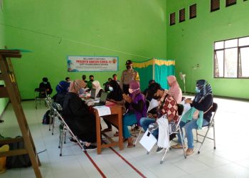 Bhabinkamtibmas Polsek Bayan Kawal Pelaksanaan Vaksinasi