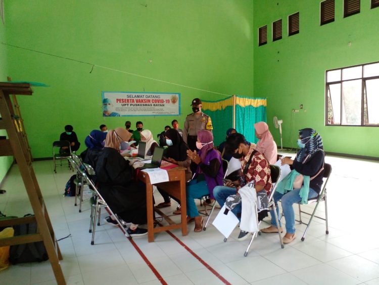 Bhabinkamtibmas Polsek Bayan Kawal Pelaksanaan Vaksinasi