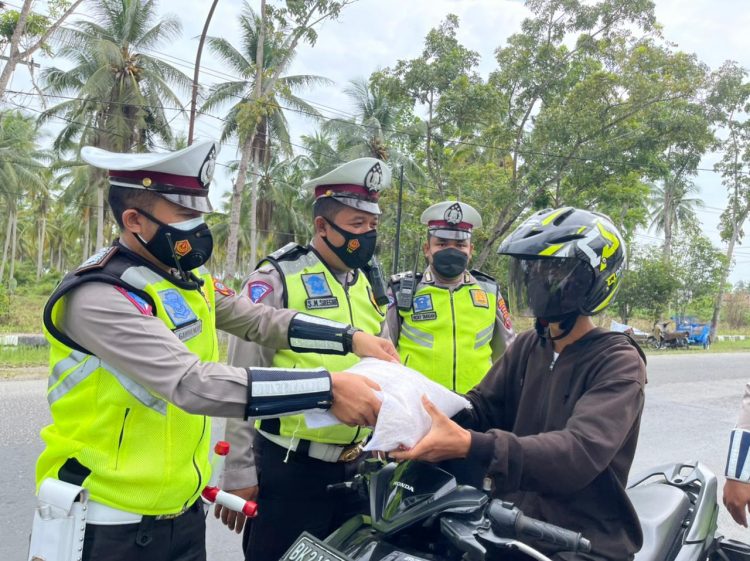 Kasat Lantas Polres Tanjungbalai Berikan Bansos Bagi Warga yang Tertib Berlalu Lintas