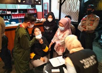 Operasi Yustisi Gabungan Penerapan PPKM Level 4 di Kota Luwuk, Sejumlah Warga Jalani Swab di Tempat