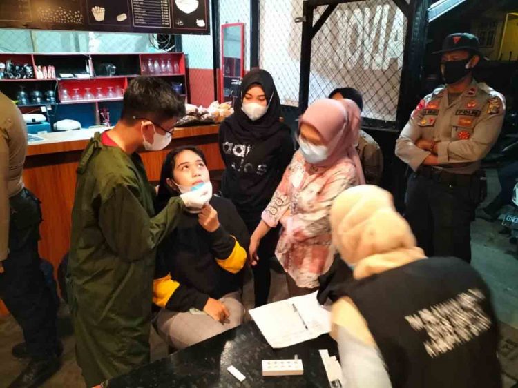 Operasi Yustisi Gabungan Penerapan PPKM Level 4 di Kota Luwuk, Sejumlah Warga Jalani Swab di Tempat
