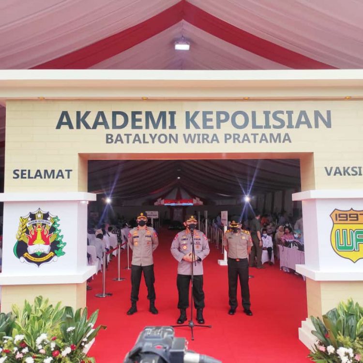 Tinjau Vaksinasi Akpol 97, Kapolri: Pertumbuhan Ekonomi Diiringi Strategi Pengendalian Covid-19