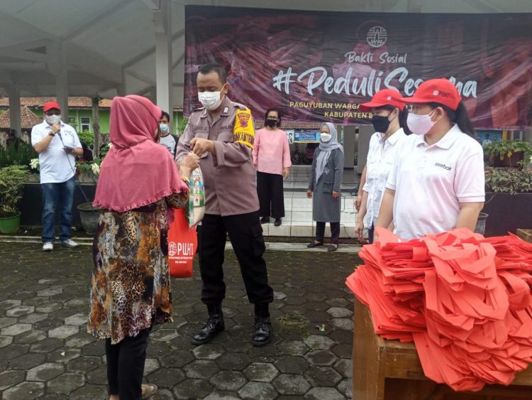 Bhabinkamtibmas Polsek Purwokerto Utara Banyumas Hadiri Penyaluran Bansos