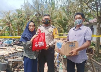 Bhabinkamtibmas Desa Semparuk Salurkan Bansos Polres Sambas Peduli Masyarakat