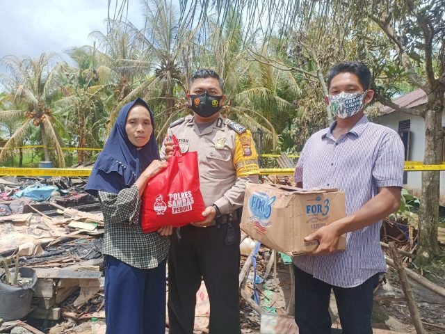 Bhabinkamtibmas Desa Semparuk Salurkan Bansos Polres Sambas Peduli Masyarakat