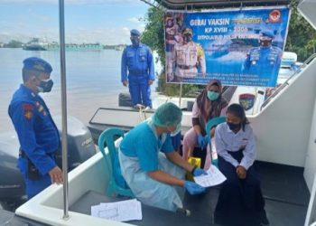 Jelang PTM, Ditpolairud Polda Kalteng gelar vaksinasi pelajar di Kotim