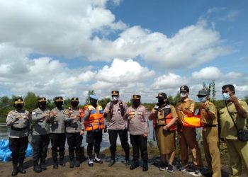 Kapolsek Sebangau Dampingi Wakapolda Kalteng Salurkan Bansos Kepada Korban Banjir