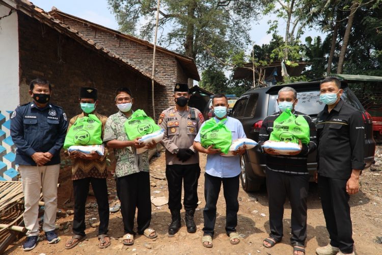 Peduli Masyarakat Terdampak Covid-19, Tim Warung Jumat Polda Banten Bagikan Puluhan Paket Sembako