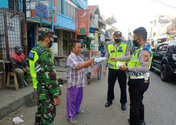 Personel Gabungan TNI – POLRI Selalu Bagikan Masker dan ingatkan warga akan pentingnya Prokes 5M ditengah PPKM