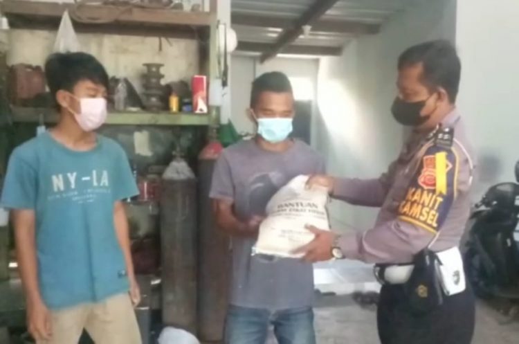 Polri Salurkan Bansos Untuk Pekerja Bengkel Dimasa PPKM