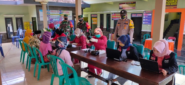 TNI- Polri Kawal Vaksinasi Merdeka di Balai Desa Karangtalun Kalidawir Tulungagung
