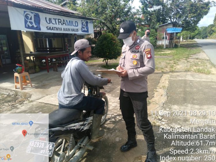 Warga yang tidak memakai masker diberikan teguran oleh Polisi